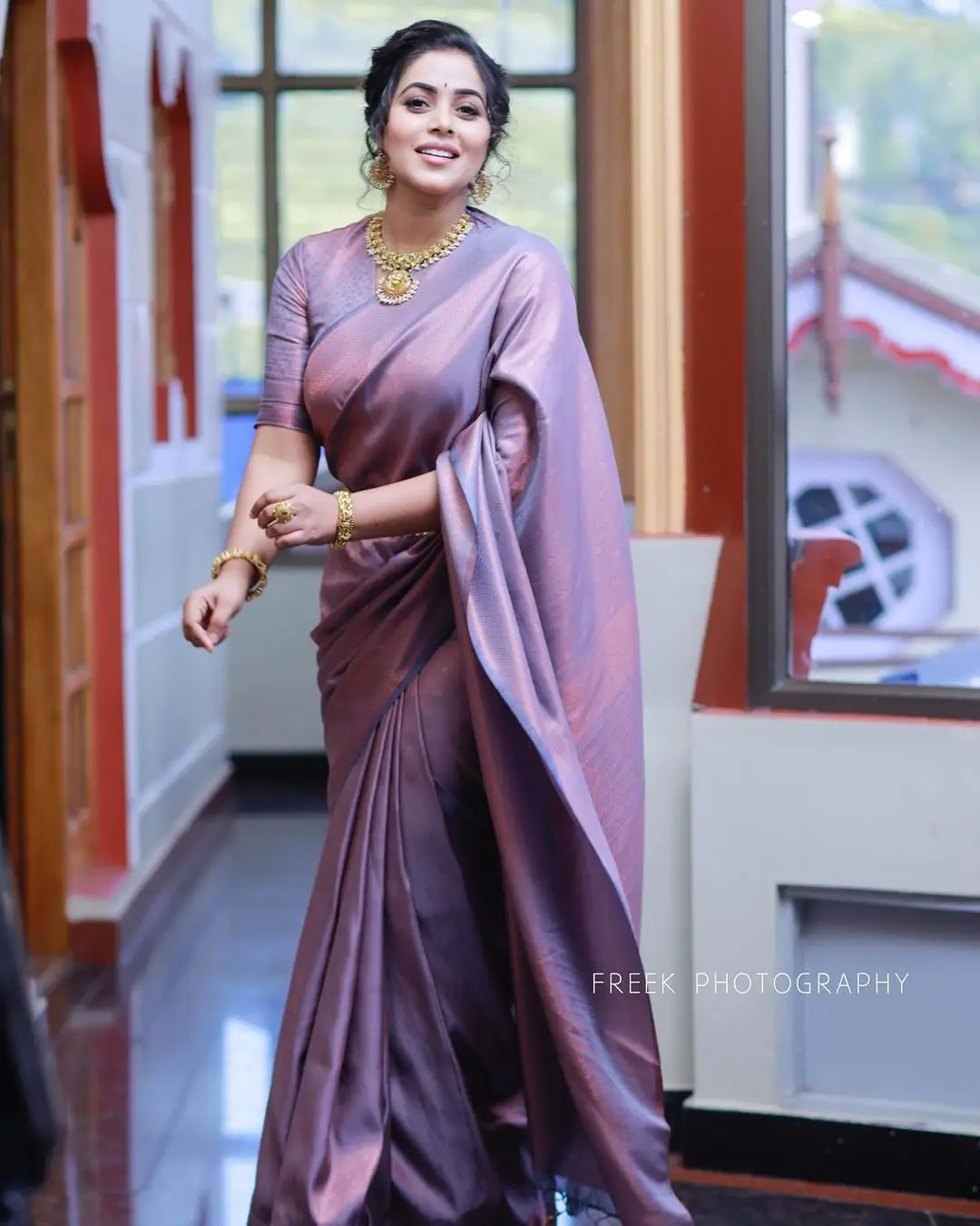 SHAMNA KASIM WEARING BEAUTIFUL JEWELLERY VIOLET SAREE 4